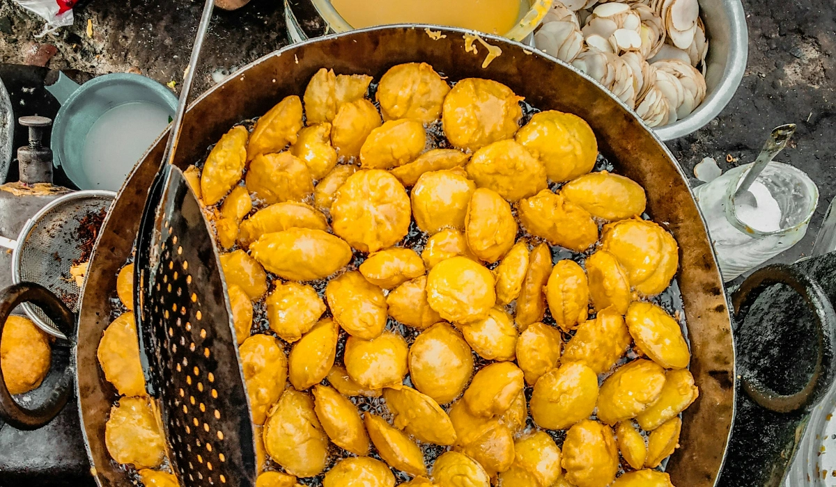 5 Best Vada Pav Spots In Mumbai