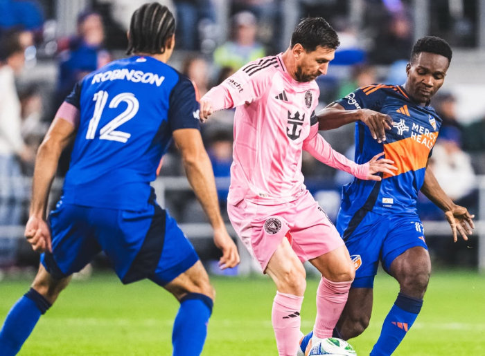 How To Reach Wankhede Stadium By Local Train For Lionel Messi’s G.O.A.T India Tour 2025 image 2