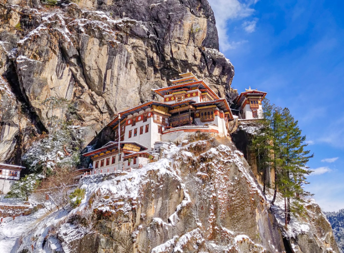 Where To Experience Snowfall This Christmas In India & Nearby